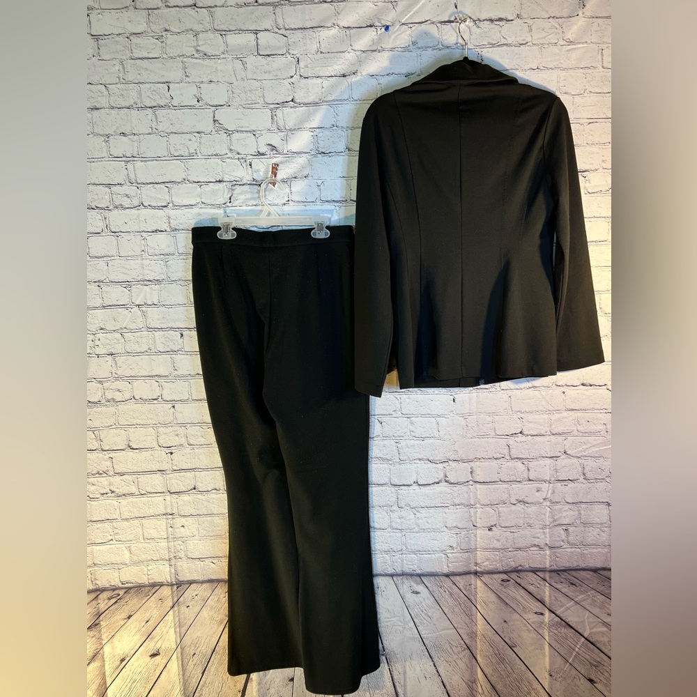 New York & Company. Ladies 2 piece pant set. Size Medium - Picture 3 of 8